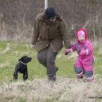 Människovalp och hundvalp på träning