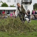 20 v gamla Axa tvekar inte för ris - hon flyger över!