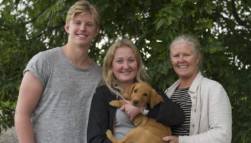 C S Röda Lacket med sin nya familj Hansen