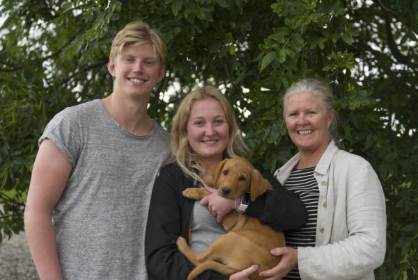 C S Röda Lacket med sin nya familj Hansen